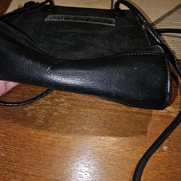 Vintage Fossil Black Leather Crossbody purse - Picture 6 of 10
